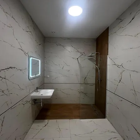 Ostello Towarowa 24 *