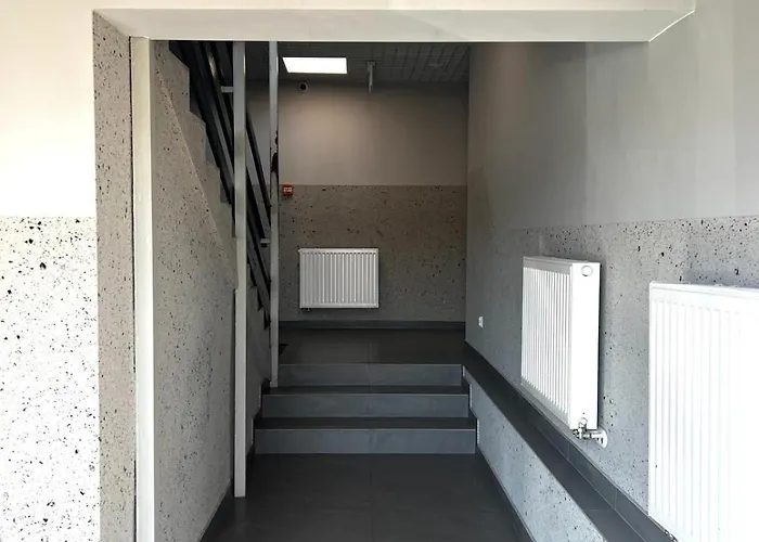 Hostel Towarowa 24 *